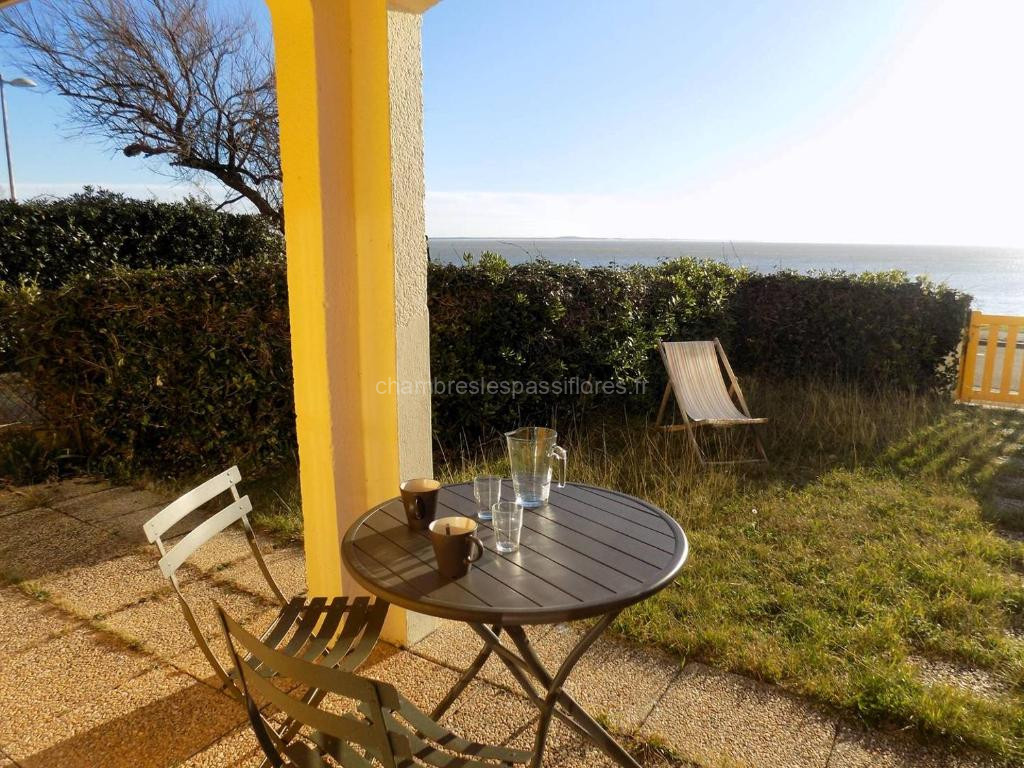 Photo de Saint Palais sur Mer - APPARTEMENT FACE MER sur la corniche de NAUZAN
