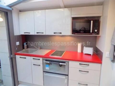 Photo de Studio maisonnette 200 m de la plage tout à pieds