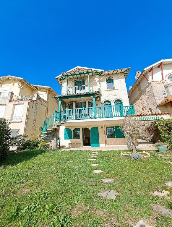 Photo de Villa Émeraude - VILLA AVEC VUE MER ET JARDIN, PROCHE DU CENTRE VILLE